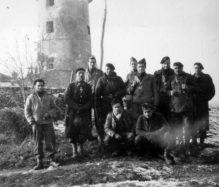 Des hommes de la compagnie d’accompagnement Bretteval en provenance de la Vienne devant le Grand Moulin Vilaine de la « Cote 40 » à l’hiver 44-45 - ©Michel Gautier / Jean Séguineau