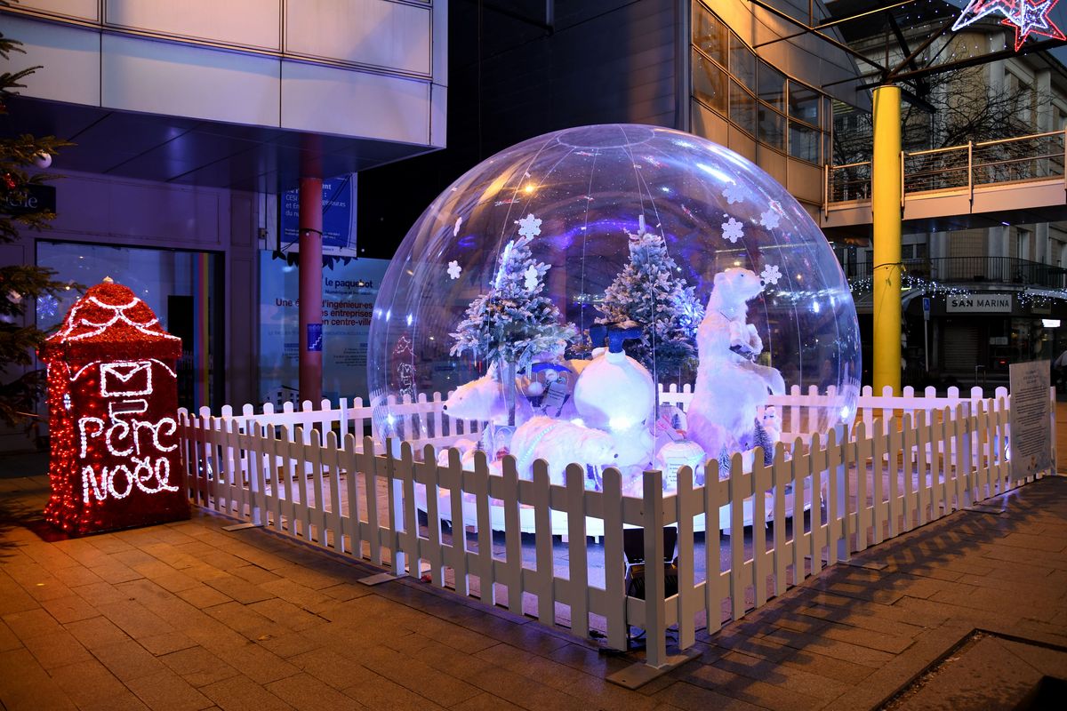 La boîte aux lettres du Père Noël et la bulle de Noël géante installées au centre du Paquebot © Martin Launay - Ville de Saint-Nazaire