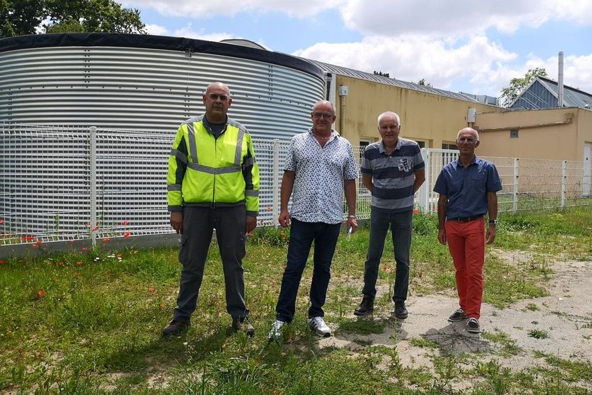 Le Maire de Montoir-de-Bretagne et les services techniques devant la nouvelle cuve.